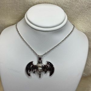 Bat pearl silver necklace
